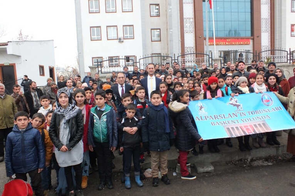 Malazgirtli Öğrenciler Ankara\'ya Uğurlandı