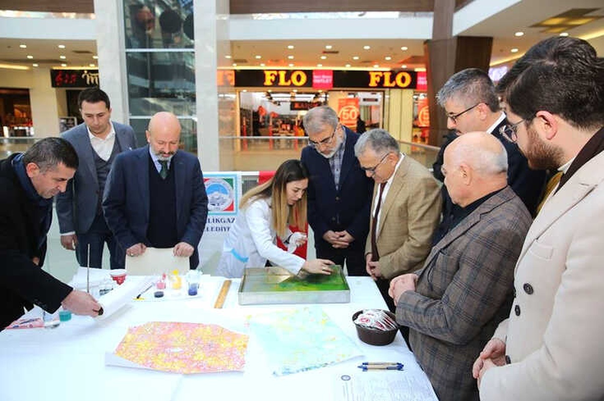 Memduh Büyükkılıç, Ebru ve Takı Tasarım Yıl Sergisini Gezdi