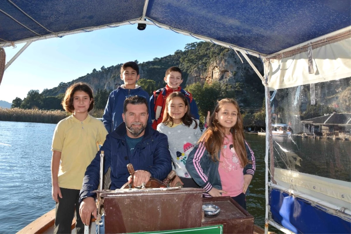 Öğrenciler Tekne Turu Yaparak Okula Ulaşıyor