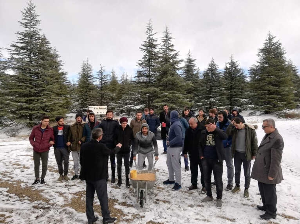 Öğrencileri Yaban Hayvanları ve Kuşlar İçin Doğaya Yem Bıraktı