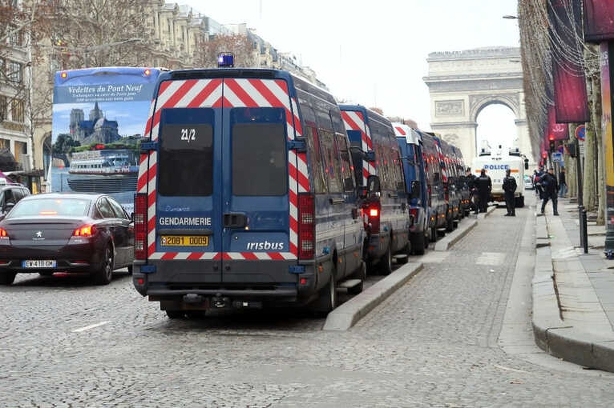 Paris\'te Yılbaşı İçin Güvenlik Önlemleri İki Katına Çıkarıldı