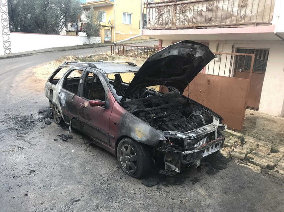 Park Halindeki Otomobil Küle Döndü