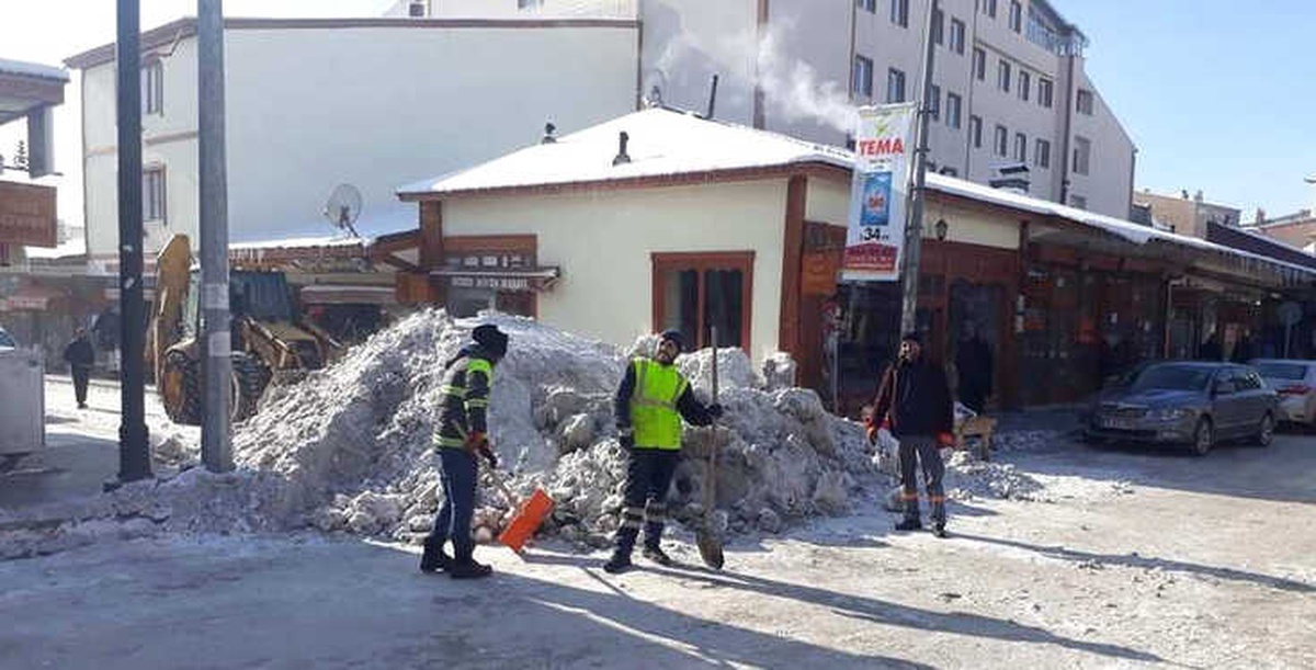 Pasinler\'de Kar Temizleme Çalışmaları Tüm Hızıyla Devam Ediyor