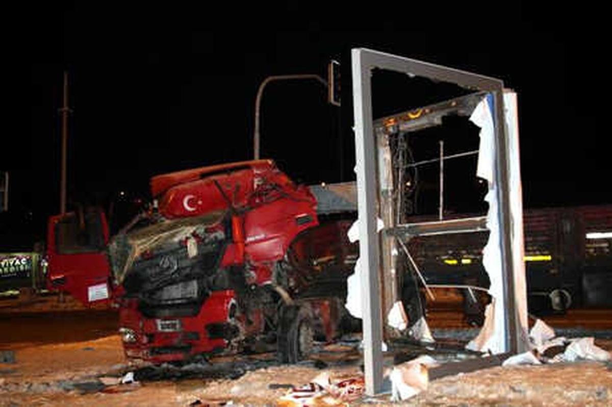 Reklam Panosuna Çarpan Tır\'ın Sürücüsü Ağır Yaralandı