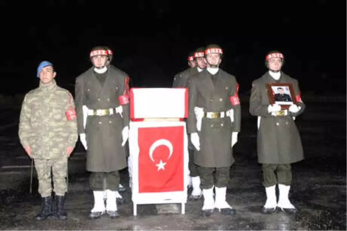 Şemdinli\'de Üs Bölgesi Yakınına Çığ Düştü: 1 Şehit, 1 Yaralı (3)