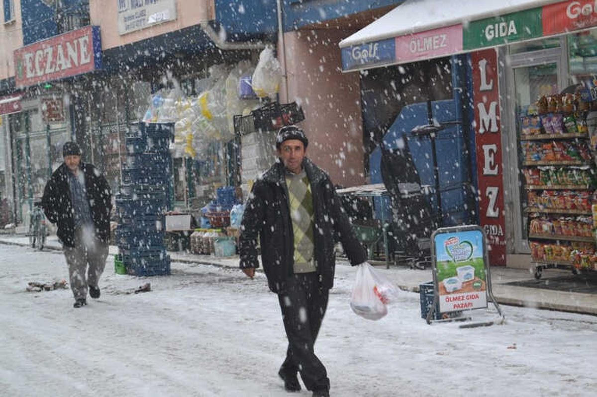Şuhut\'ta Akşam Saatlerinde Kar Etkili Oldu