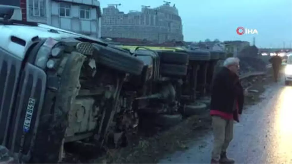 Tem Otoyolu'nda Zincirleme Trafik Kazası...hafriyat Kamyonu Yan Yattı ...