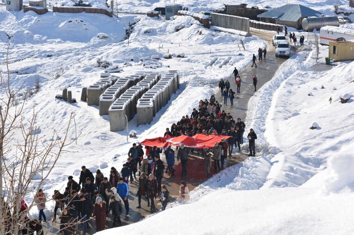 Terörden Temizlenen Çukurca\'da Doğa Yürüyüşü
