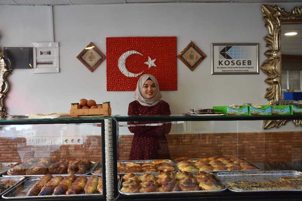Üniversiteden Mezun Oldu Simitçi Dükkanı Açtı