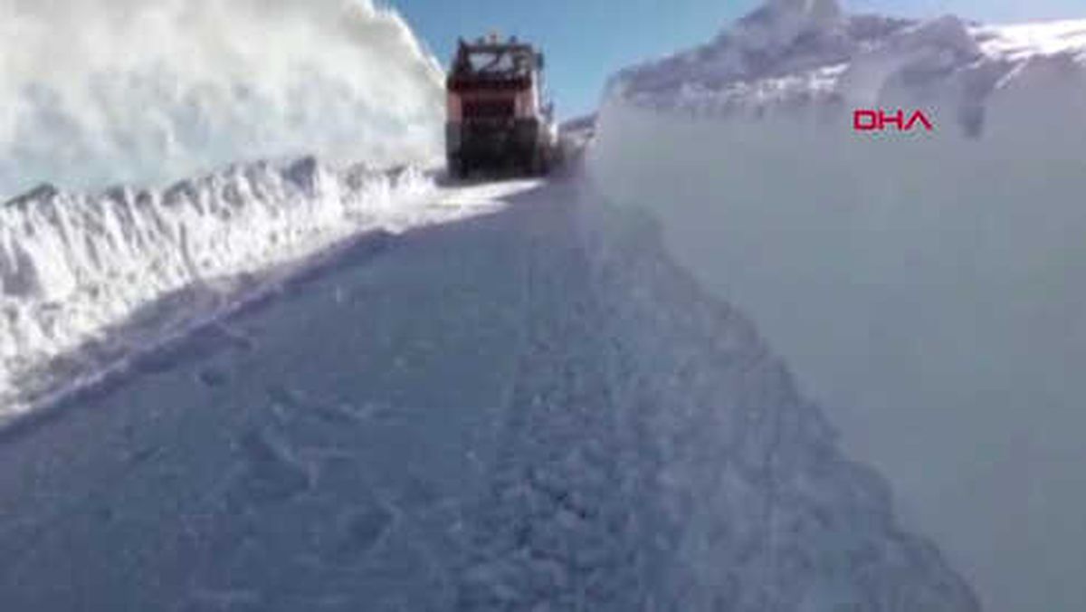 Van Başkale\'de Kardan Kapanan Yollar İçin Yoğun Çalışma