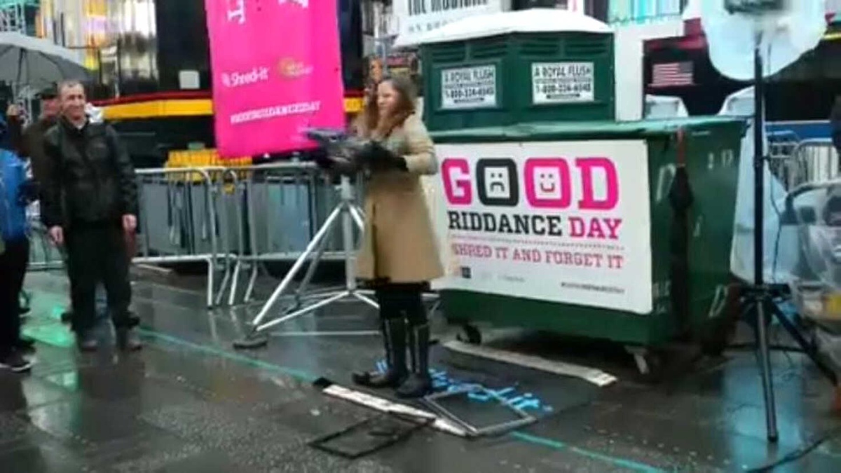 Video | New York Halkı 2018\'in Kötü Anılarını İmha Etti