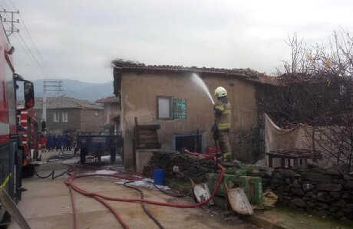 Yangından Kaçarken Kabloya Takılarak Düşen Yaşlı Kadın Öldü