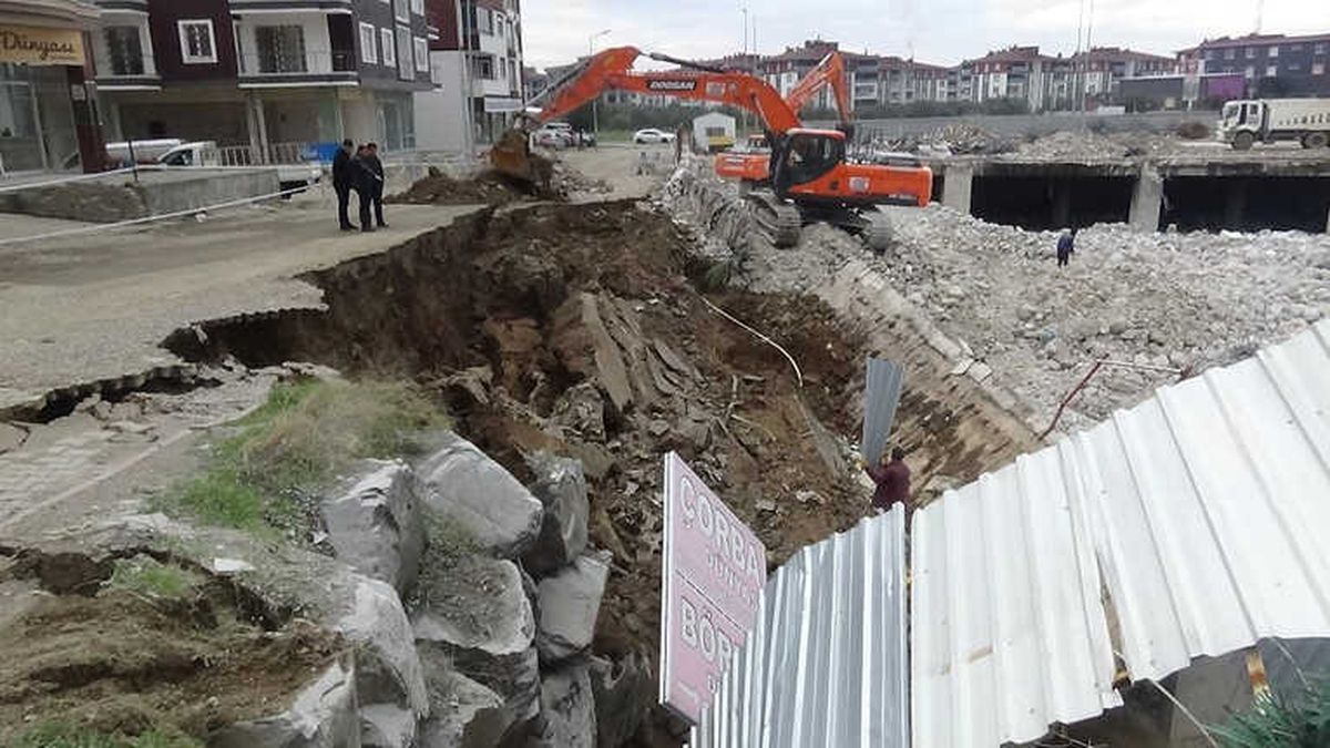 Yıkım Sahasındaki İstinat Duvarı Böyle Çöktü