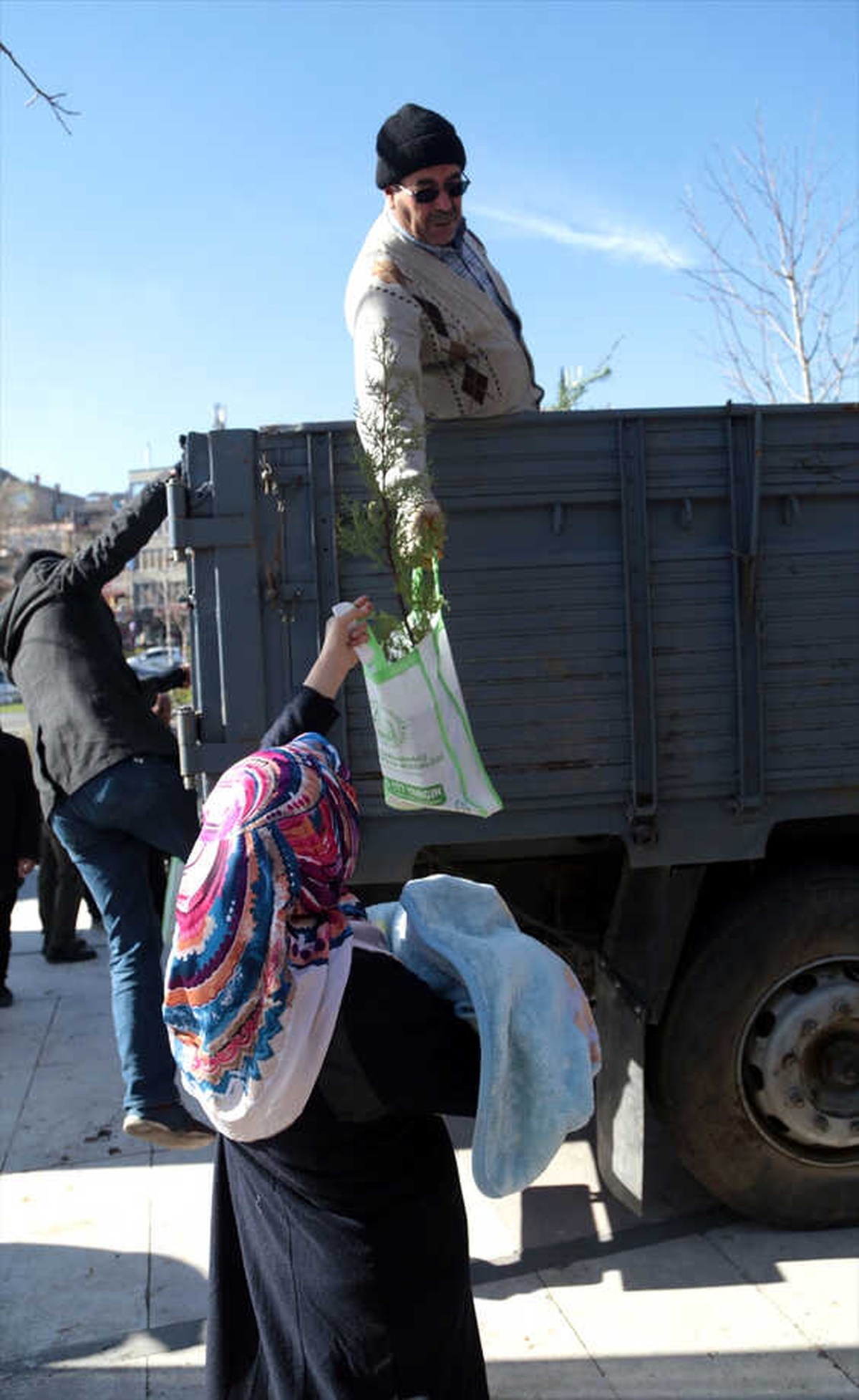 Yılbaşı Öncesi Vatandaşlara Fidan Dağıtıldı