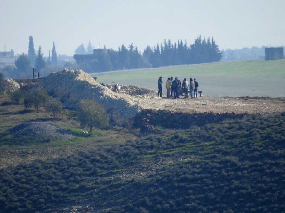 Ypg\'li Teröristler Münbiç Sınırında Toplantı Yaptı
