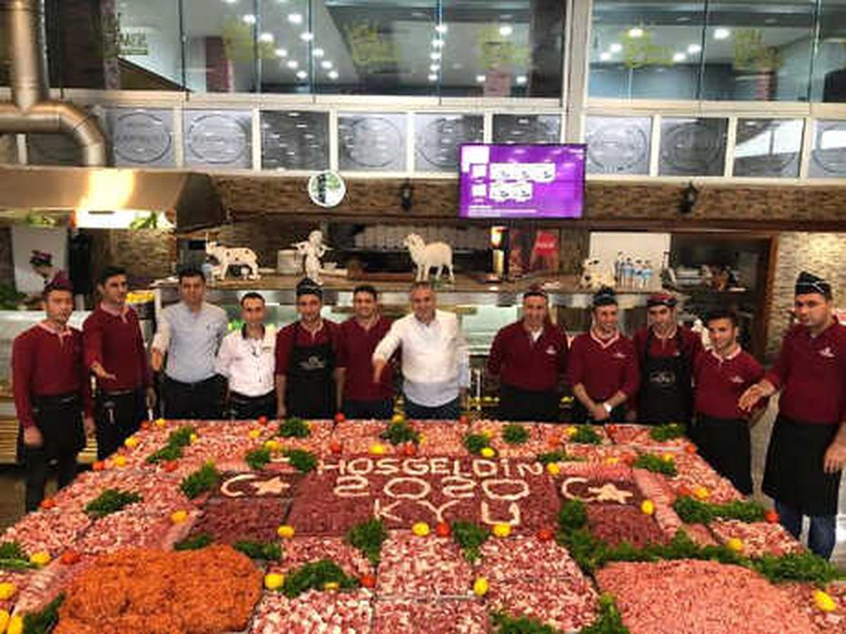 Adanalı Kebapçıdan 1,5 Ton Et ile \'2020\' Süslemesi