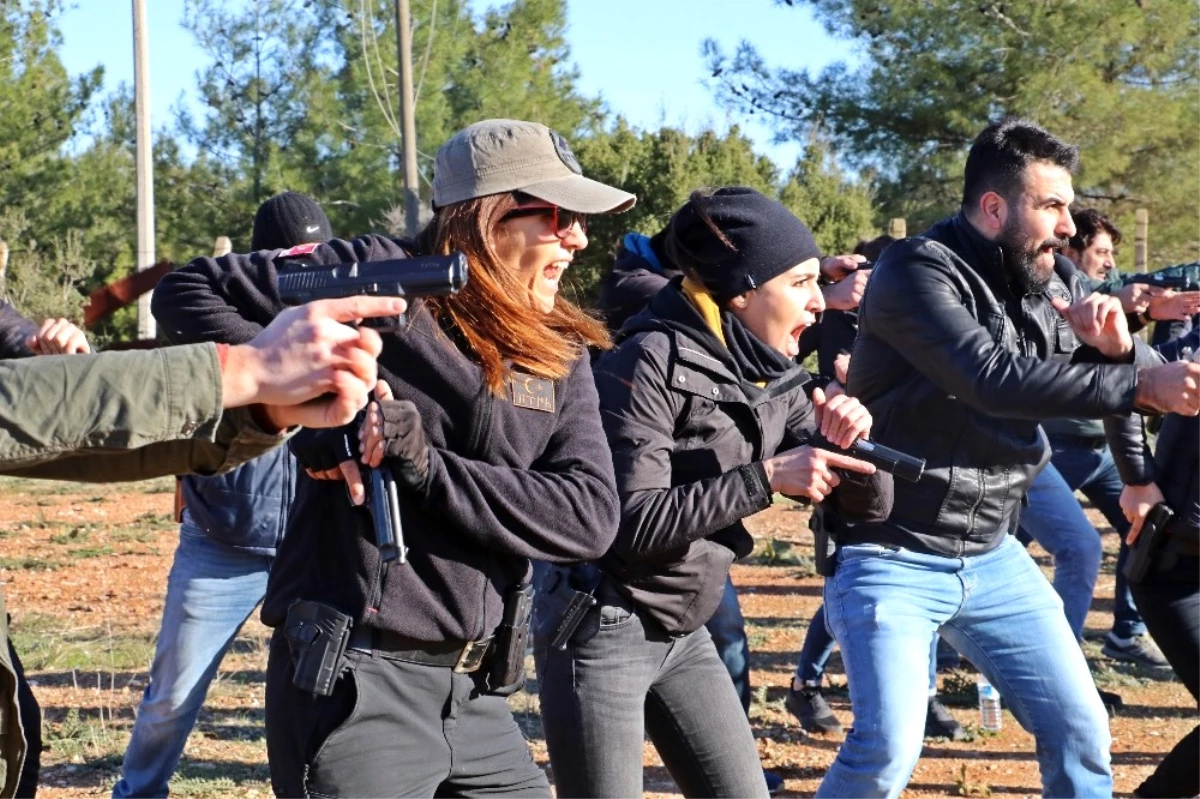 Antalya\'nın Kadın Polisleri Erkek Meslektaşlarına Taş Çıkartıyor