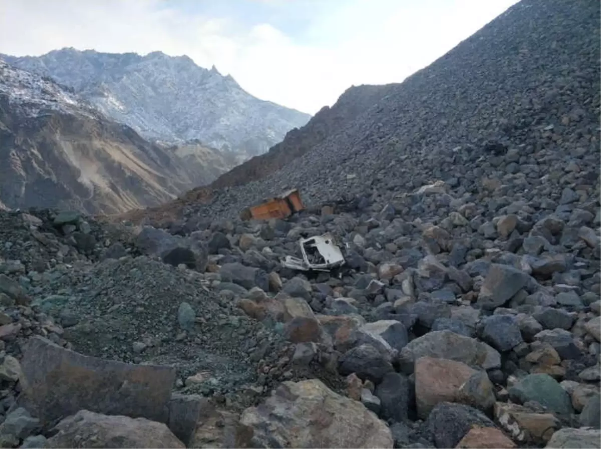 Artvin\'de Hafriyat Kamyonu Uçurumdan Yuvarlandı: 1 Ölü