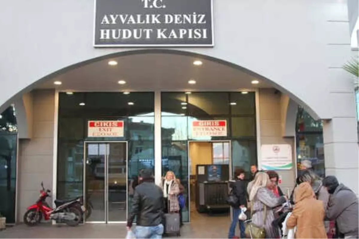 Ayvalık Hudut Kapısı\'nda Yılbaşı Öncesi Beklenen Yoğunluk Yaşanmadı