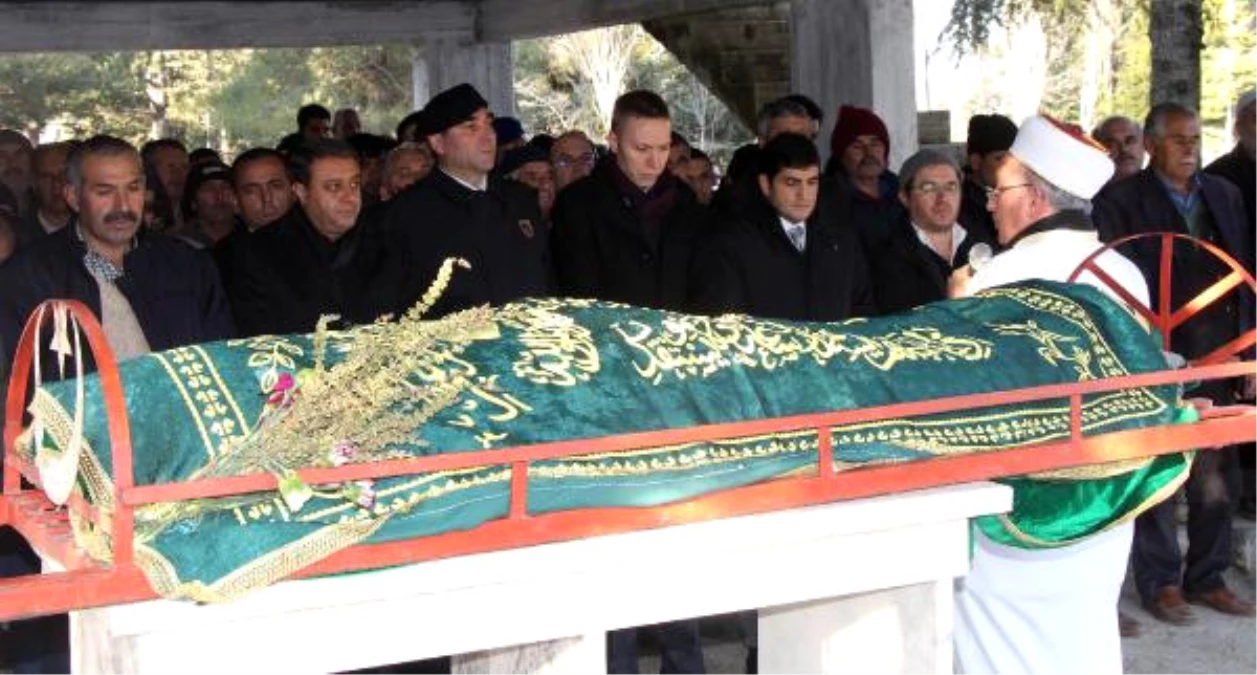 Burdur\'daki Zincirleme Kazada Ölen Şehit Babası, Toprağa Verildi