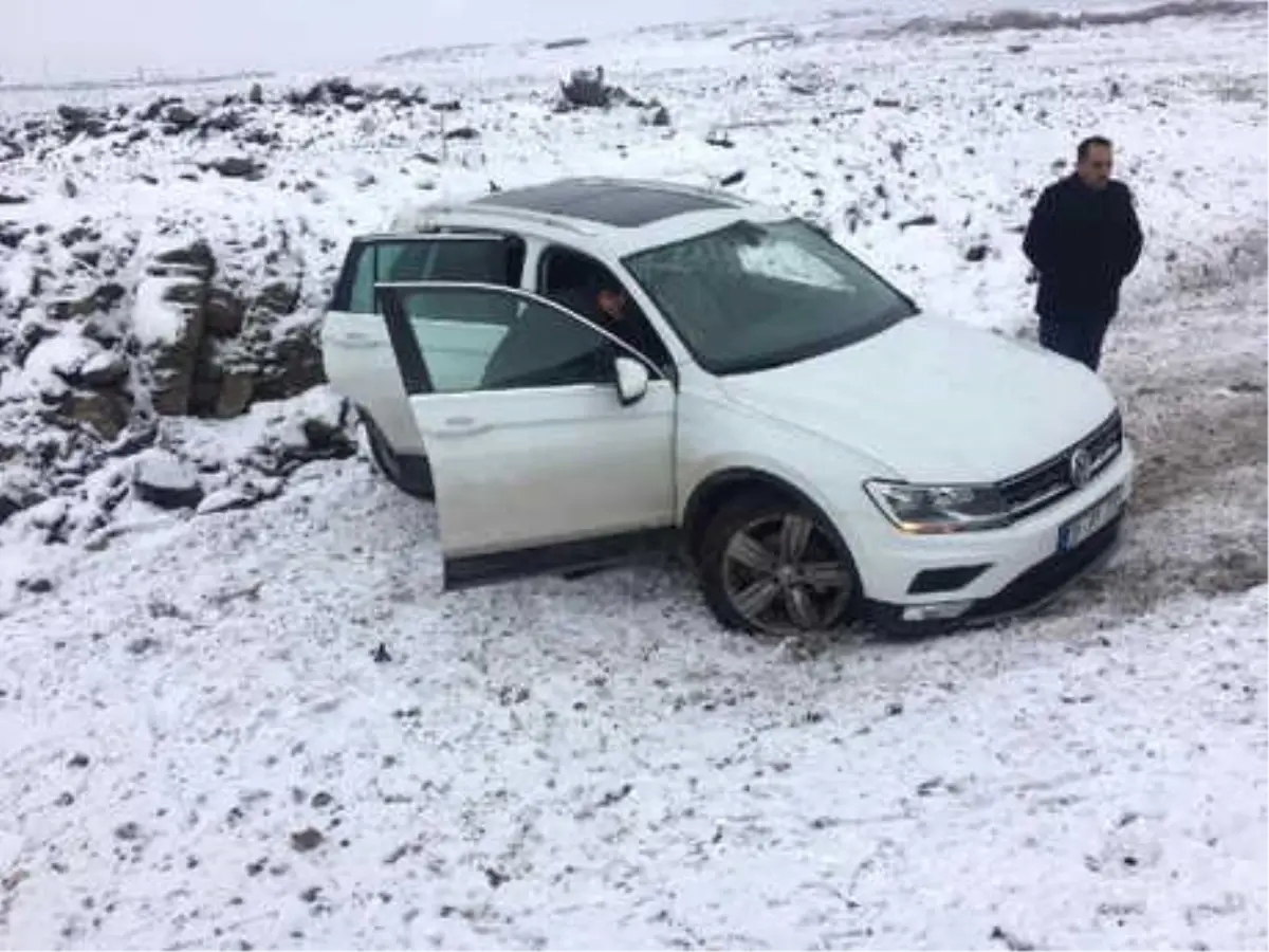 Buzlanan Yolda Otomobil, Şarampole Devrildi: 5 Yaralı