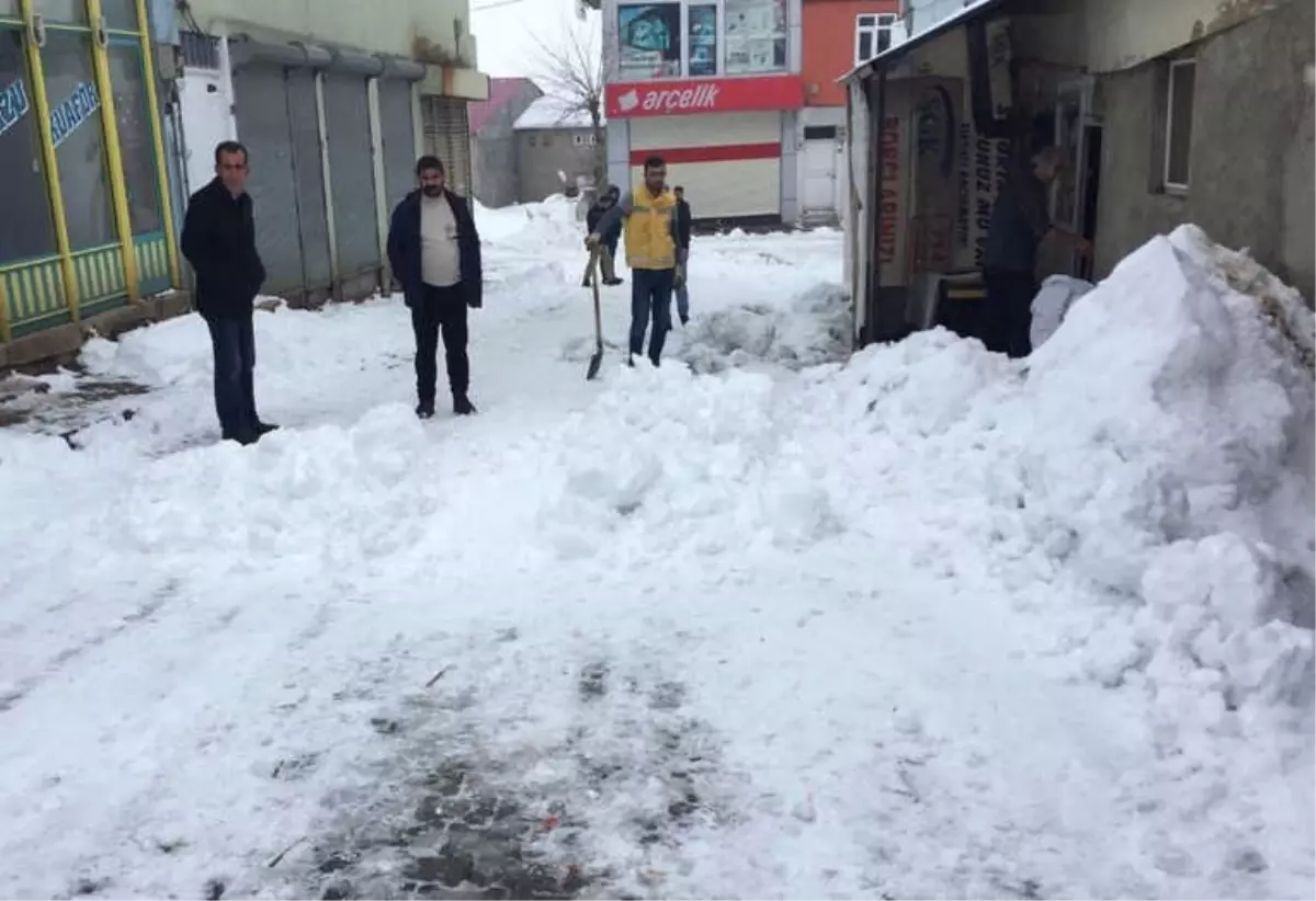 Çatıdan Düşen Kar Altında Kalan ve Kepçe Üzerinden Geçen Çocuk Öldü