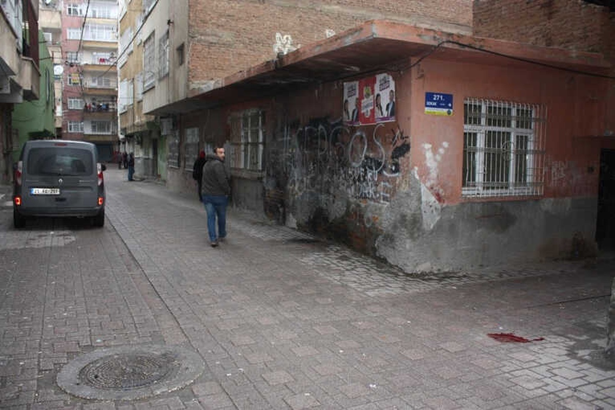 Düzeltme) Diyarbakır\'da Silahlı Kavga: 1 Yaralı