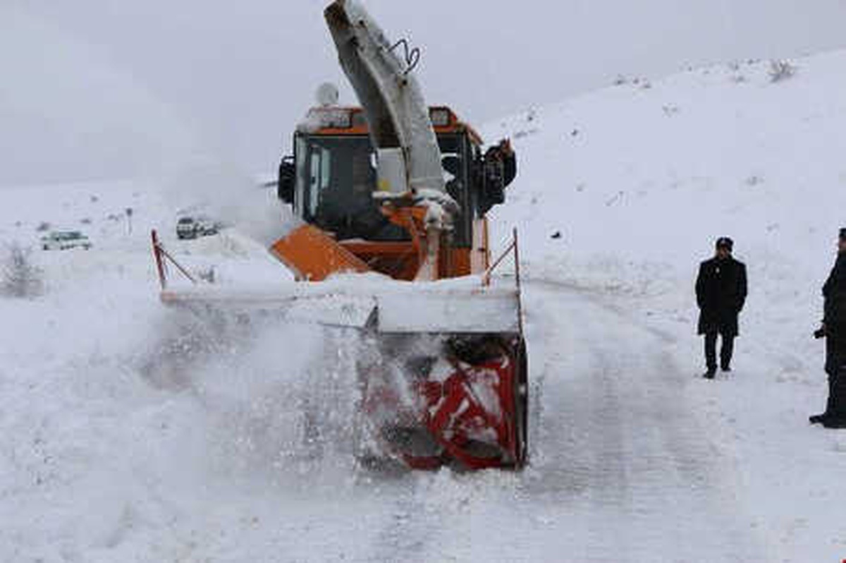Elazığ\'da Karın Kapattığı 332 Köy Yolu, Yeniden Umaşıma Açıldı