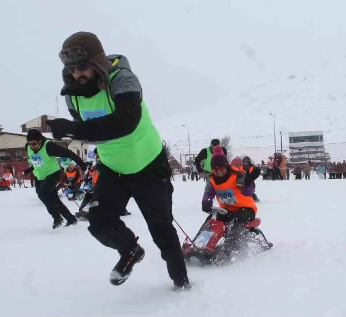 Erciyes\'te Eşler Arası Kızak Çekme Yarışması Yapıldı