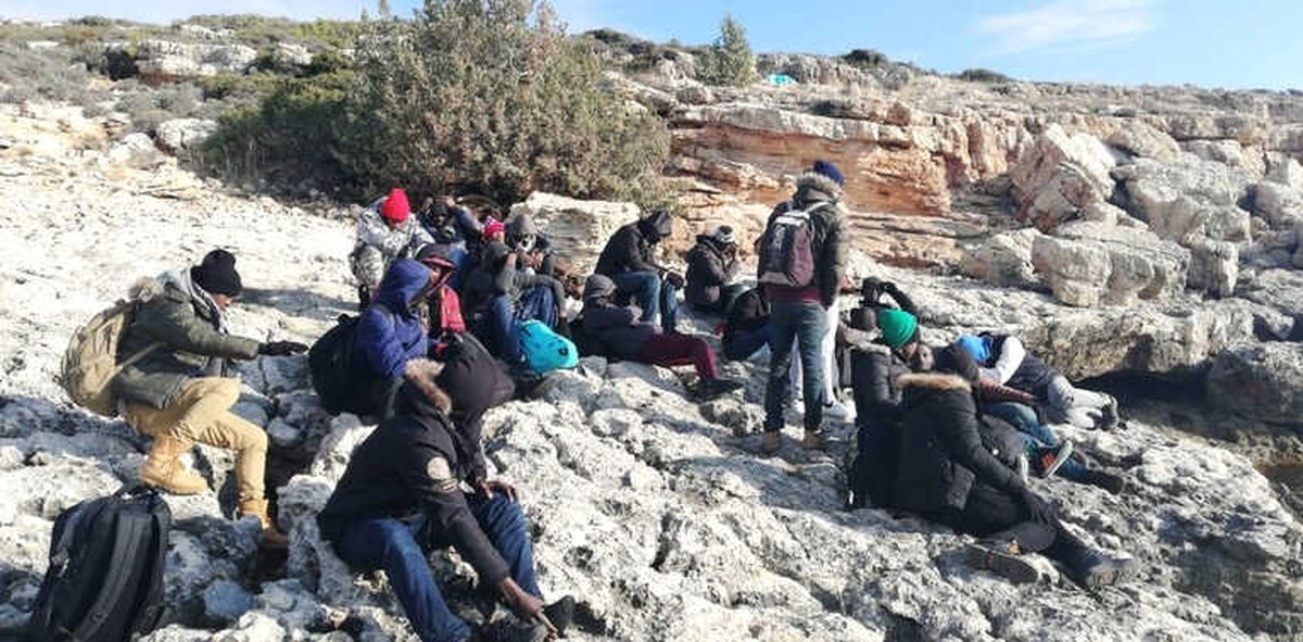 İzmir\'de 109 Düzensiz Göçmen ile 3 Organizatör Yakalandı