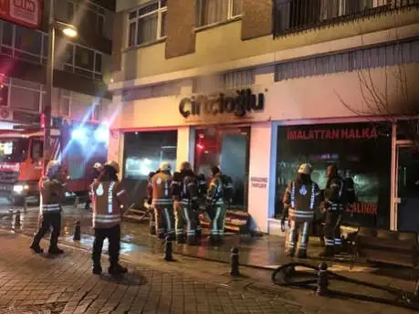 Kadıköy’de Mobilya Mağazasında Yangın Son Dakika