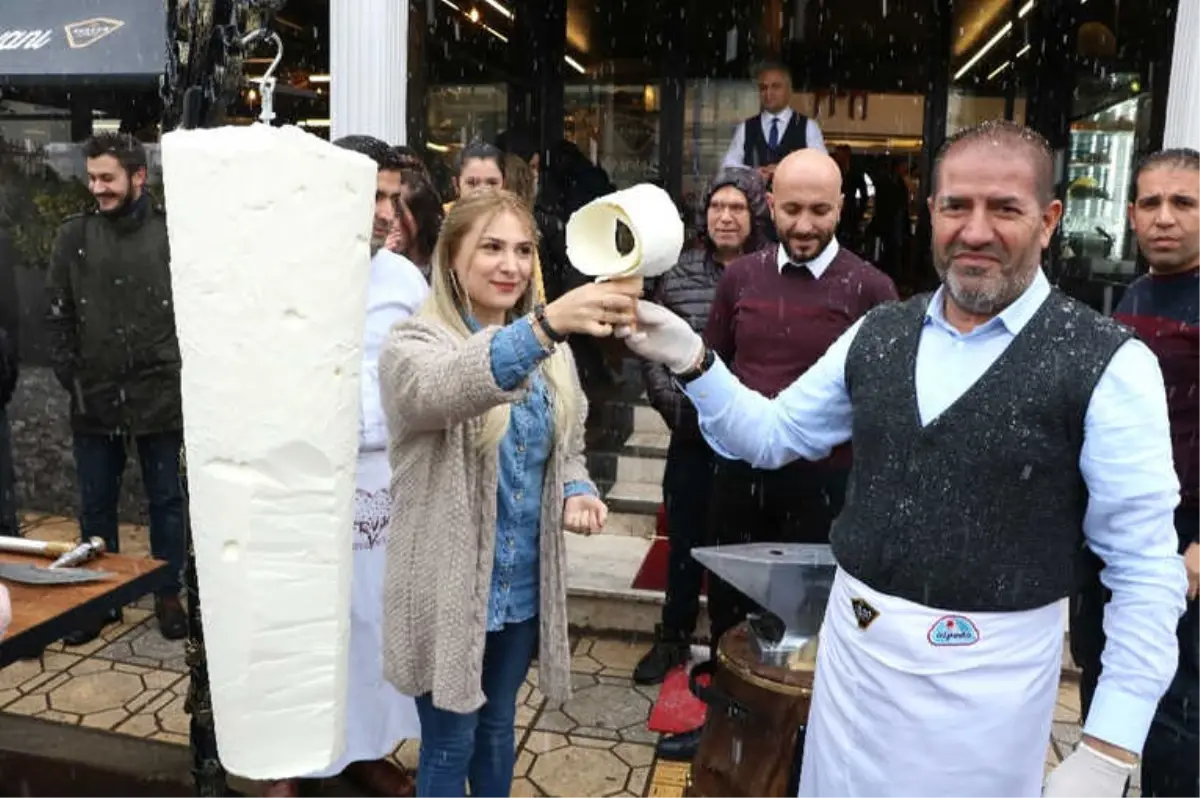 Lapa Lapa Kar Altında Dondurma Yediler