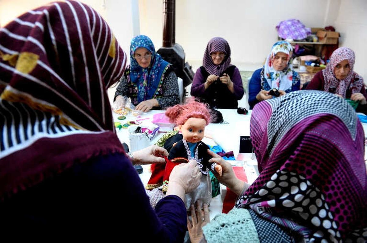 Mazideki Kıyafetleri Bebeklerin Üzerinde Yaşatıyorlar