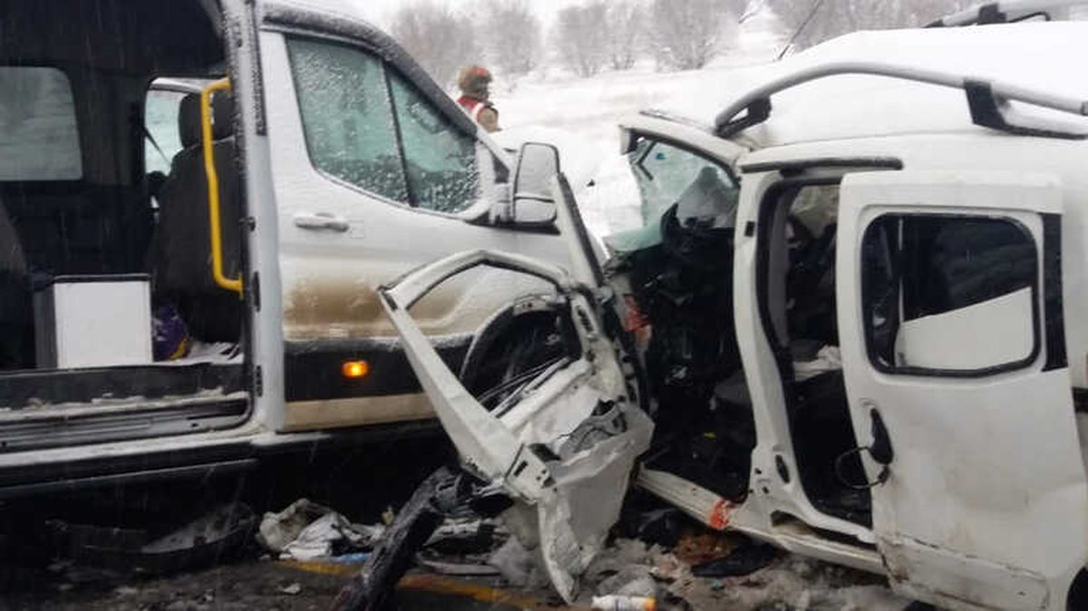 Minibüs ile Ticari Araç Çarpıştı: 2 Ölü, 16 Yaralı