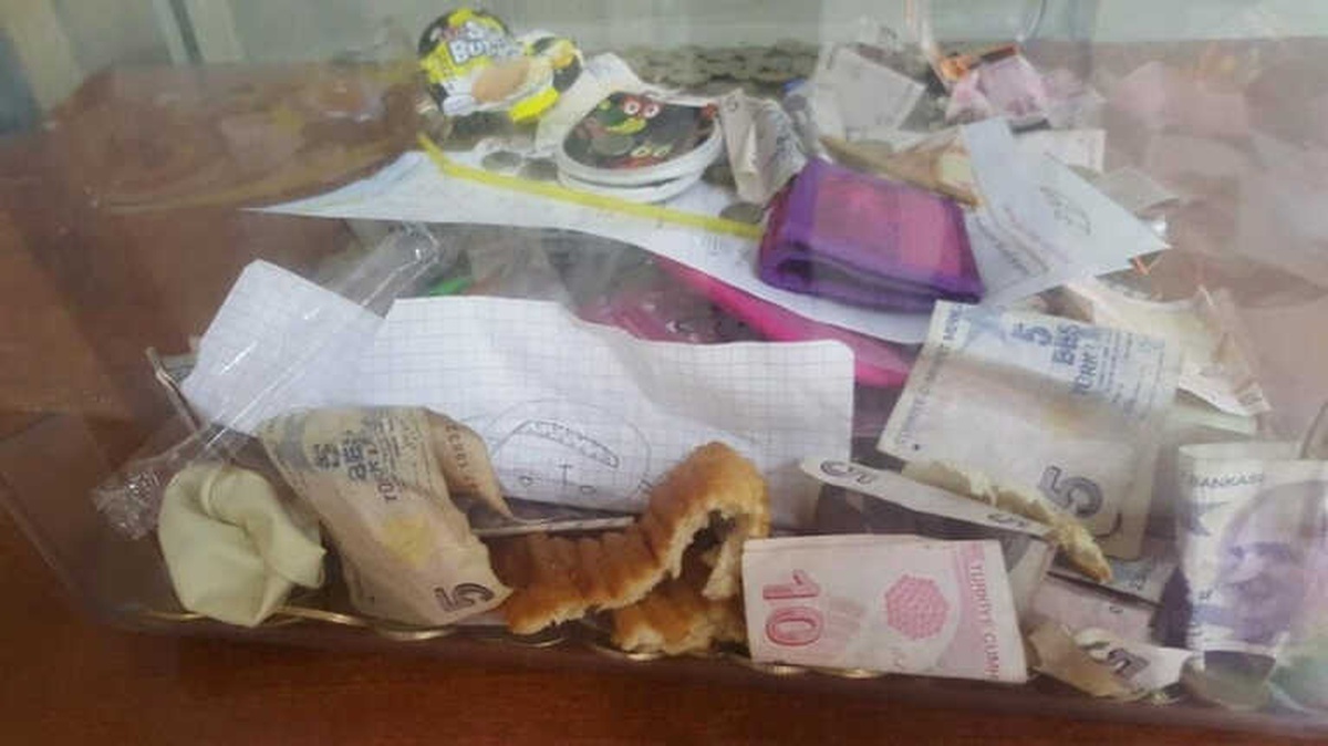 Öğle Yemeği İçin Aldığı Tostu Yemenli Kardeşlerine Bağışladı