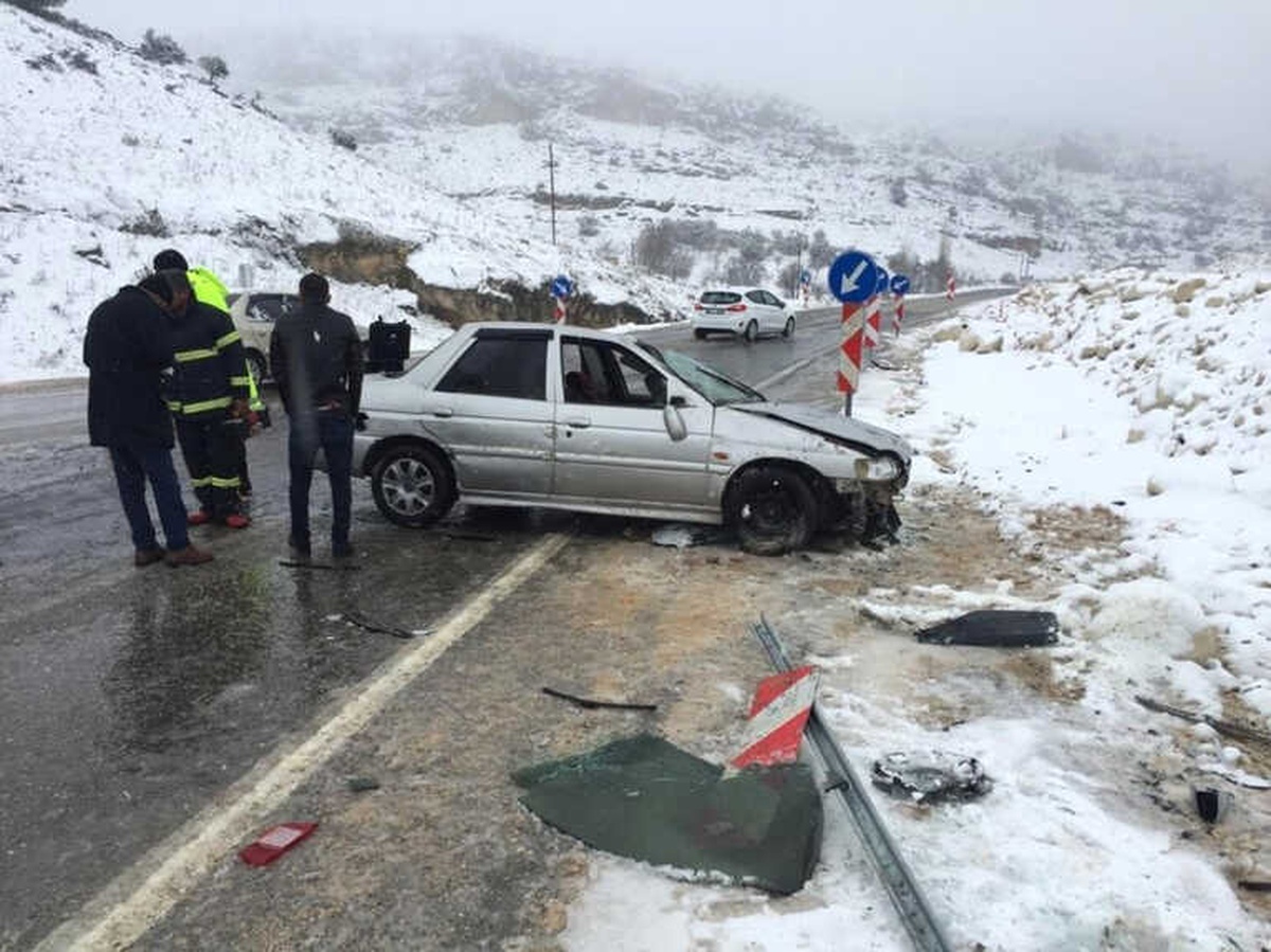 Otomobil Karlı Yolda Takla Attı: 4 Yaralı