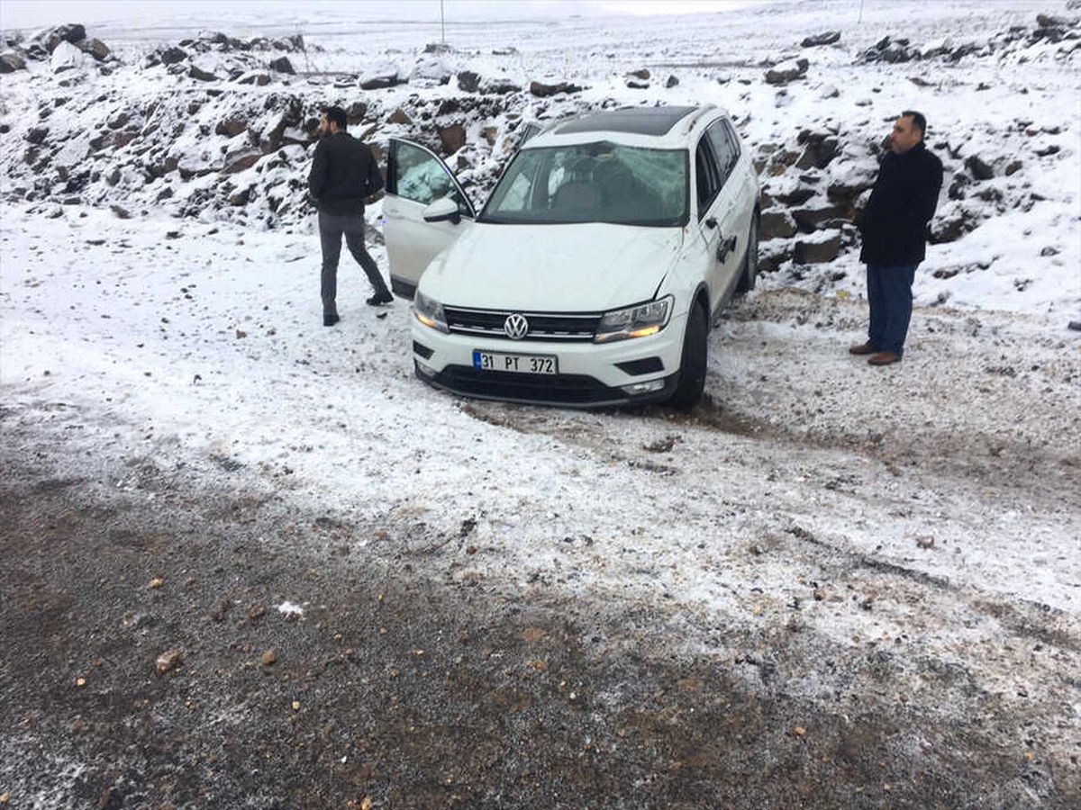 Otomobil Şarampole Devrildi: 5 Yaralı
