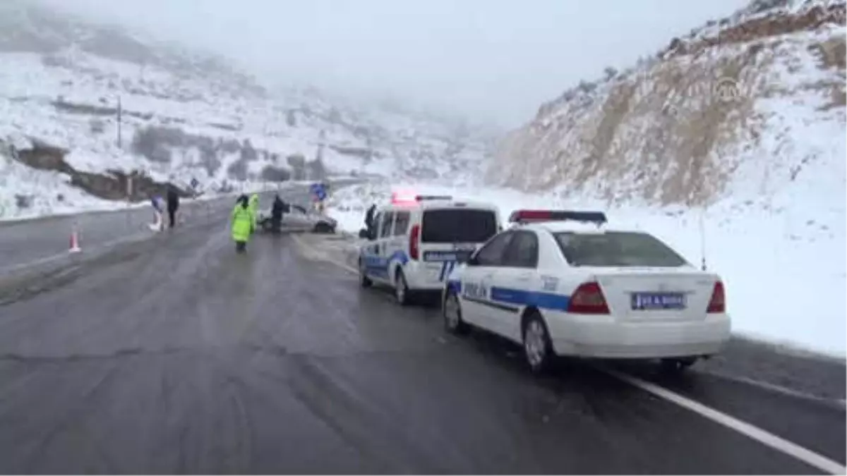 Otomobil Yol Kenarındaki Taşlara Çarptı: 4 Yaralı