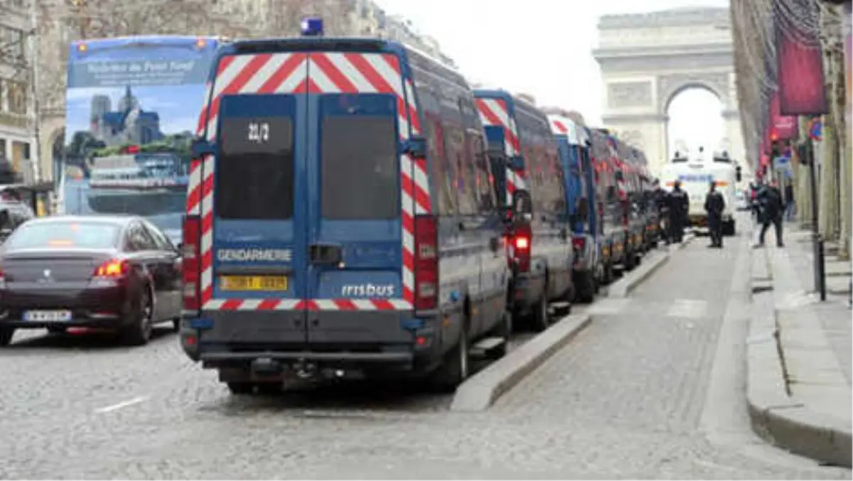 Paris\'te Yılbaşı İçin Güvenlik Önlemleri İki Katına Çıkarıldı