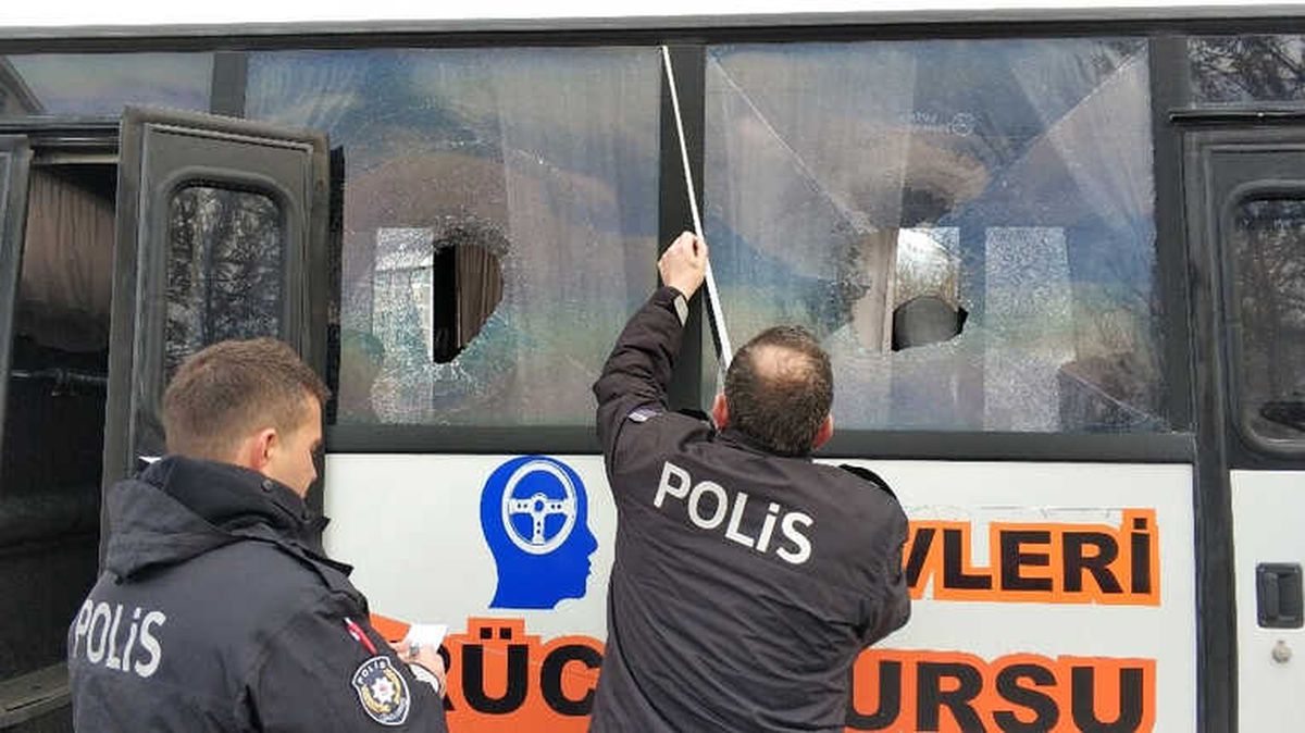 Park Halindeki Midibüsün 8 Camını Kırdılar