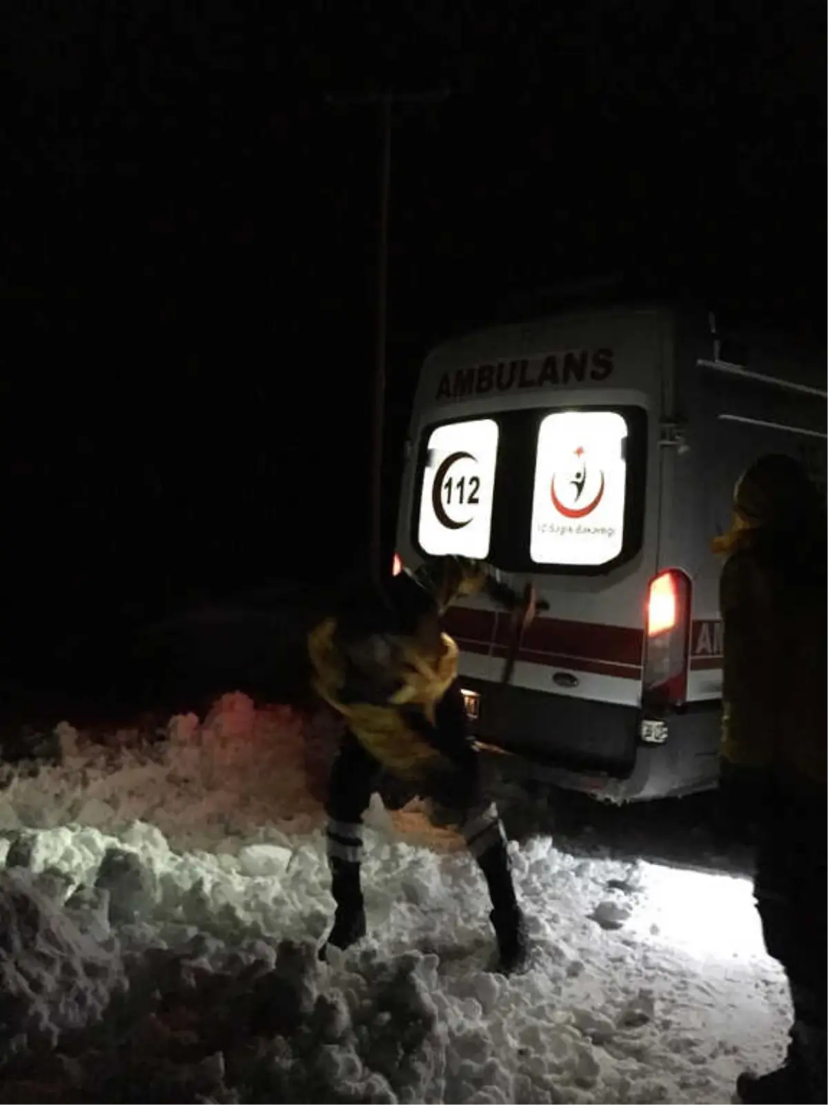 Sağlık Ekipleri, Kürekle Yol Açıp Hastaya Ulaştı