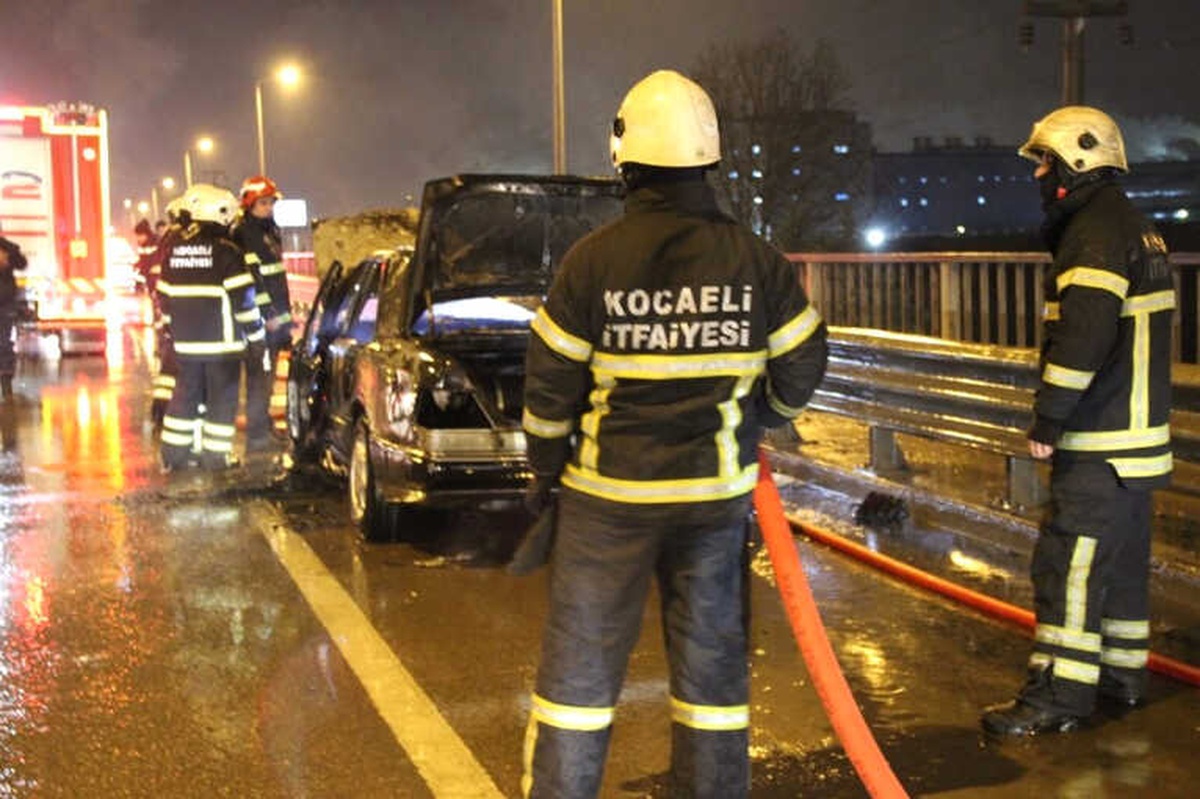 Seyir Halindeki Lpg\'li Otomobil Alev Alev Yandı