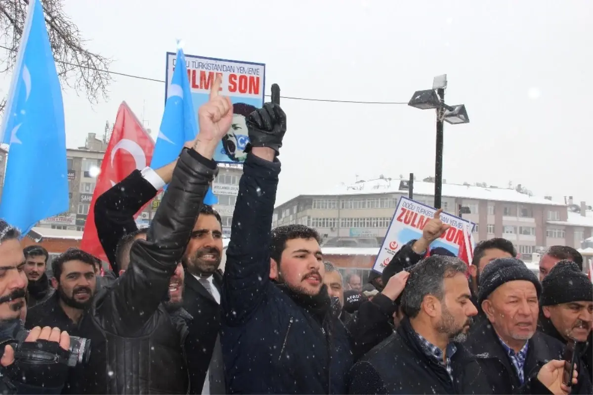 Sivas\'ta Kar Altında Çin Protestosu