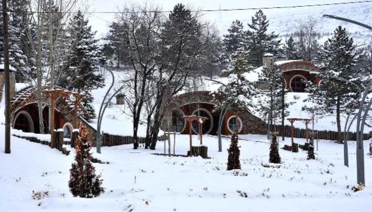 Sivas\'taki Hobbit Köyünde Kış Güzelliği