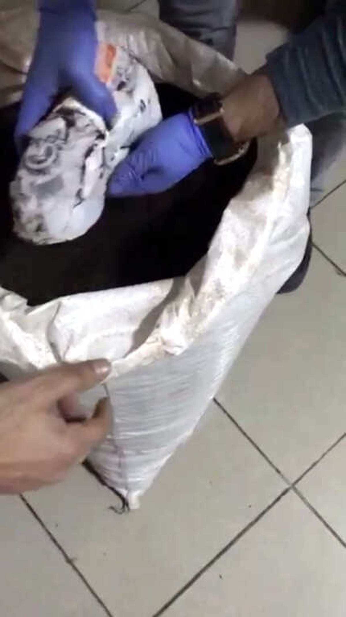 Siyah Çay İçine Ruhsatsız Silah Gizleyen Kişi Otogarda Yakayı Ele Verdi