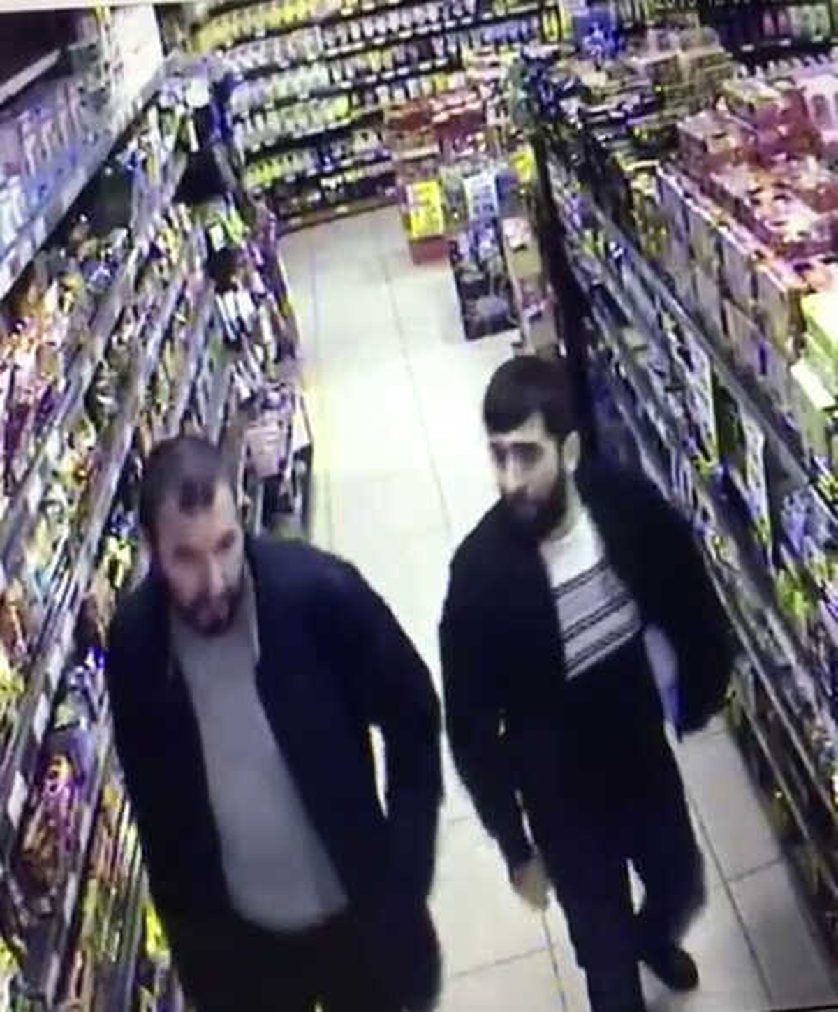 Ürünleri Montlarına Saklayıp, Telefonla Konuşuyormuş Gibi Yaparak Kaçtılar