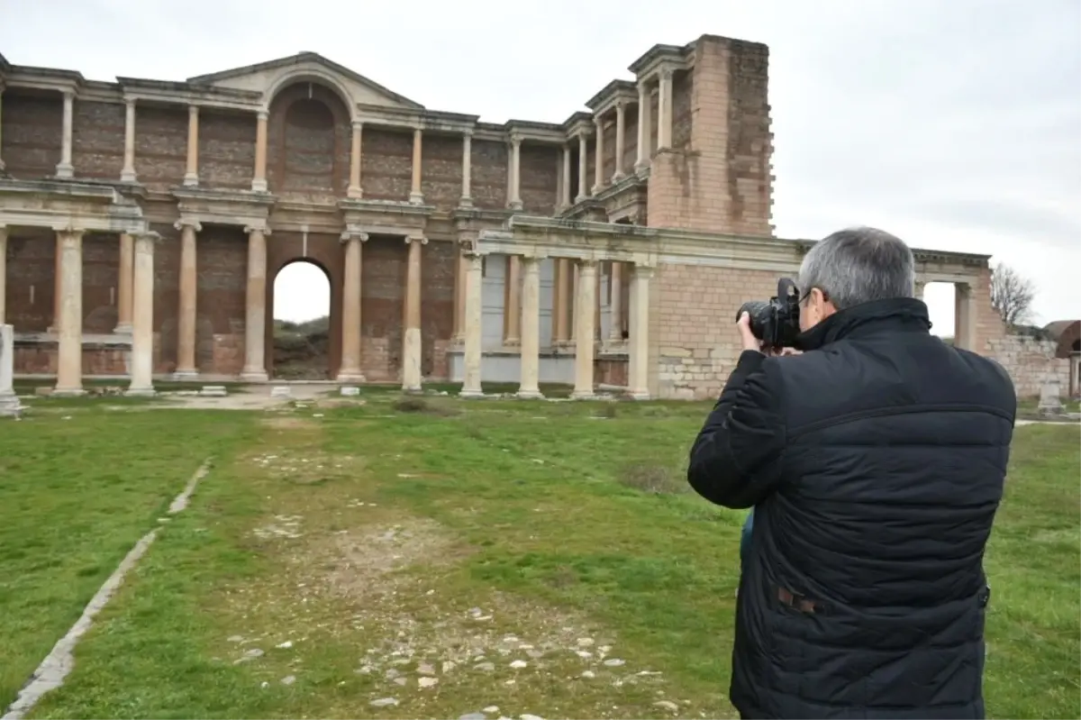 Vali Deniz Paranın İlk Basıldığı Sardes Antik Kentini Fotoğrafladı