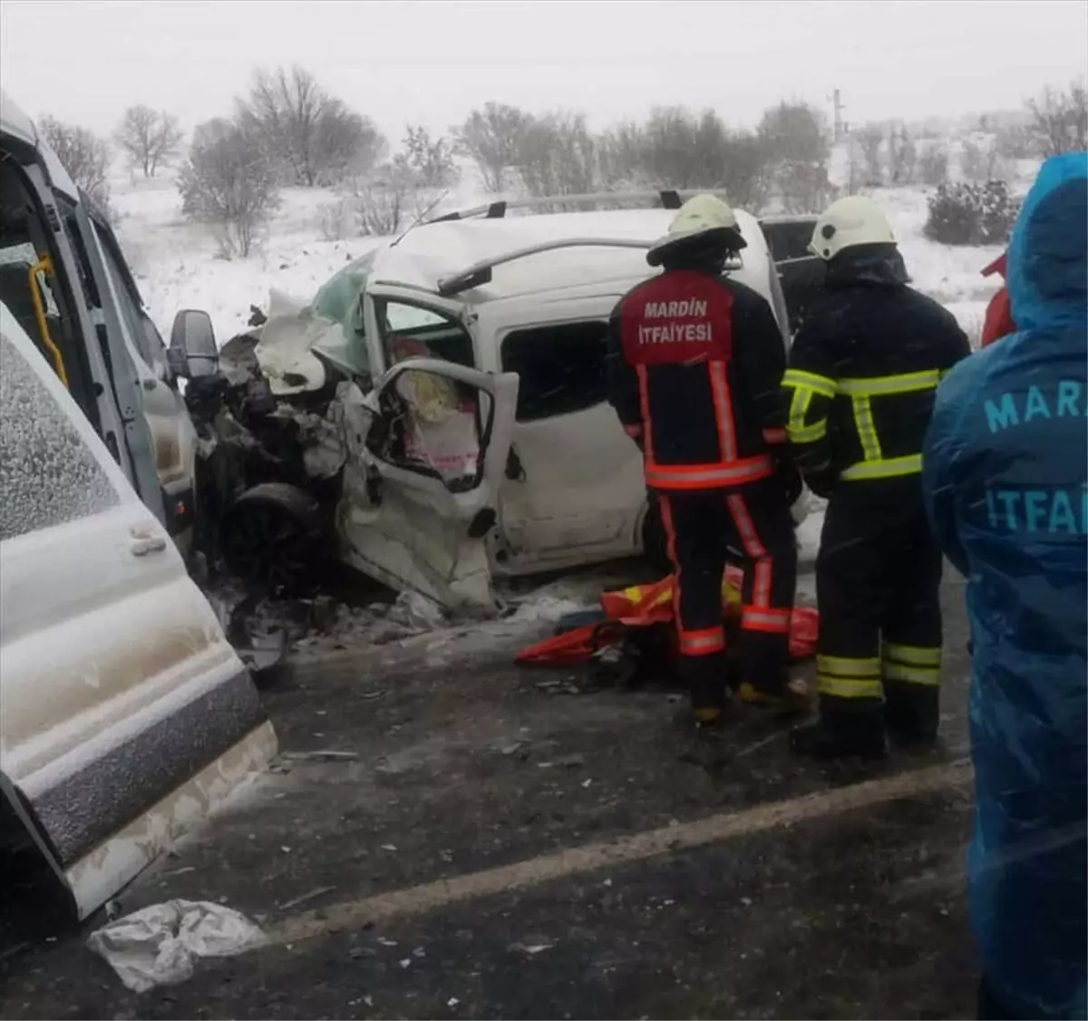 Yolcu Minibüsüyle Hafif Ticari Araç Çarpıştı : 2 Ölü, 16 Yaralı