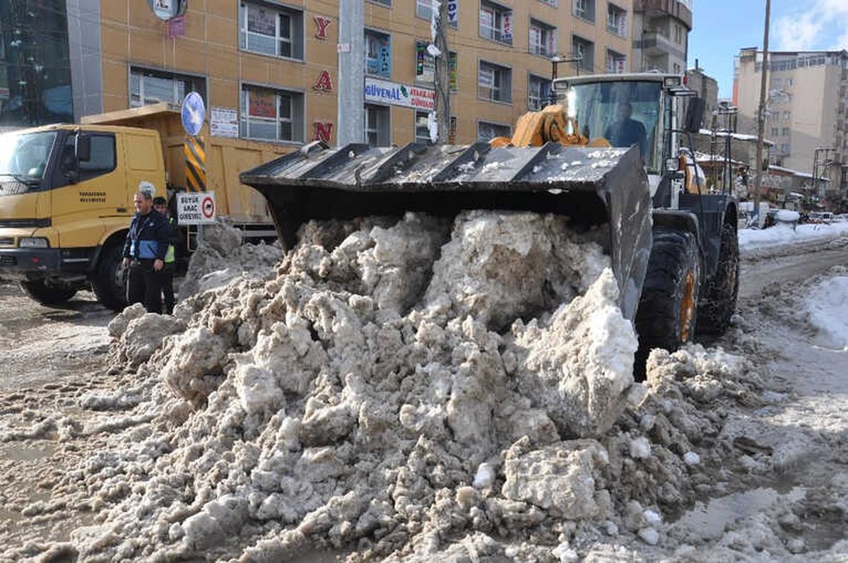 Yüksekova\'da Karla Mücadele Çalışmaları Devam Ediyor