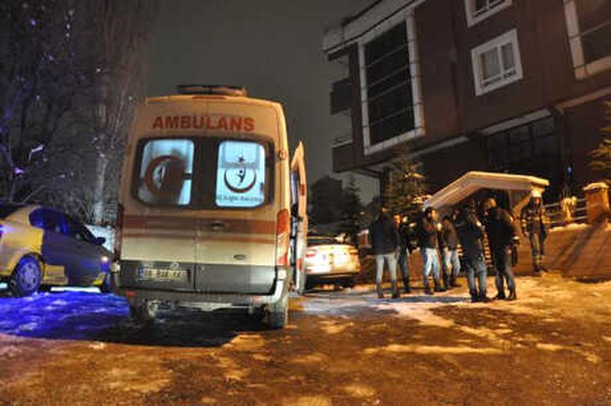 Ankara\'da 2 Yangın: 1 Yaralı, 10 Kişi Dumandan Etkilendi